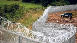Image 2: […] It is secured with razor wire, currently 30km long: A border fence to prevent refugees from Turkey from crossing to Bulgaria. Meanwhile, Syrian refugees report degrading scenes at the external borders of the EU to human rights defenders. […]